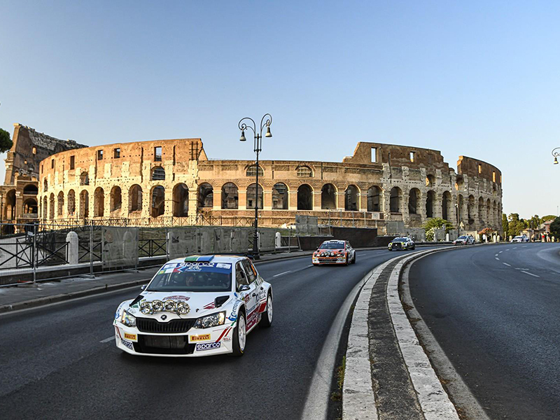 Auto da rally che sfrecciano intorno al Colosseo